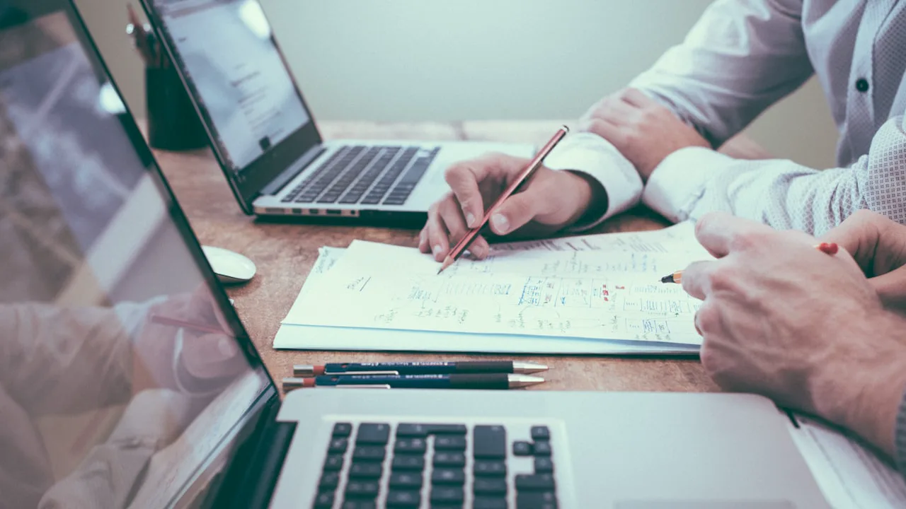 Équipe technique bénévole consultant les archives scénographiques